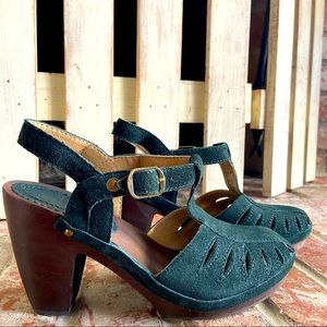 Beautiful Green Suede and Wood Sandal - 6 - New!